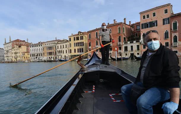 В перчатках и в масках гондольеры будут перевозить туристов по каналам Венеции
