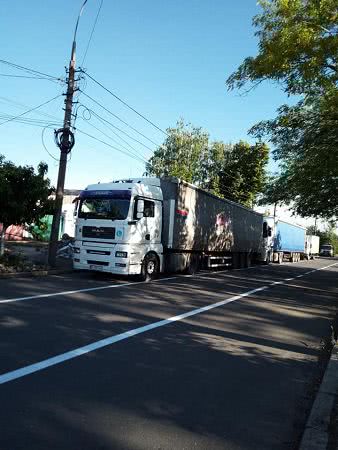 В Николаеве водители фур перекрыли горожанам выезд со двора, устроив стоянку на улице — видео