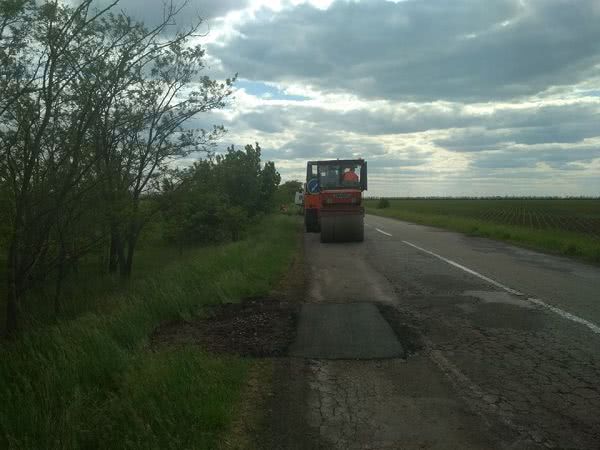 В направлении Николаев-Очаков водители ездят по полям, так как дороги нет: только ямы — фото