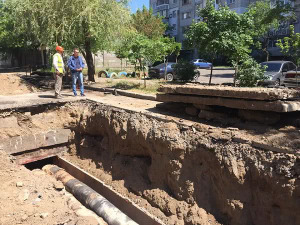 В нескольких микрорайонах Николаева меняют трубы теплосети: идет подготовка к отопительному сезону — фото