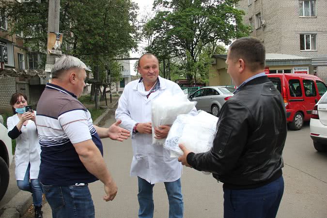 Защитные маски и противочумные наборы передали николаевским горбольницам