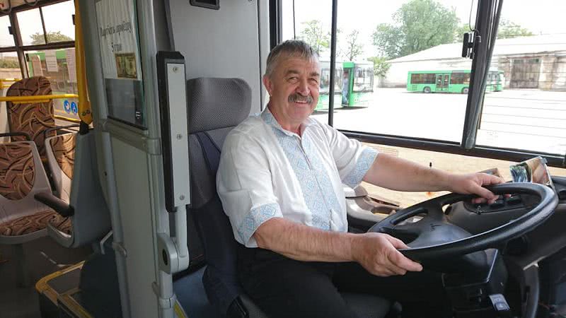 Водители николаевских автобусов перевозят пассажиров по городу в вышиванках
