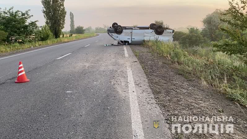 ДТП на Николаевщине: перевернулся микроавтобус, пассажирка погибла, водитель в больнице