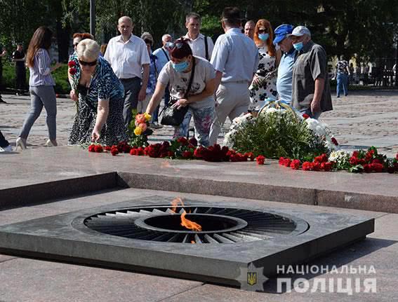 Миколаївські поліцейські вшанували пам’ять жертв війни покладанням квітів до меморіального комплексу героям-визволителям