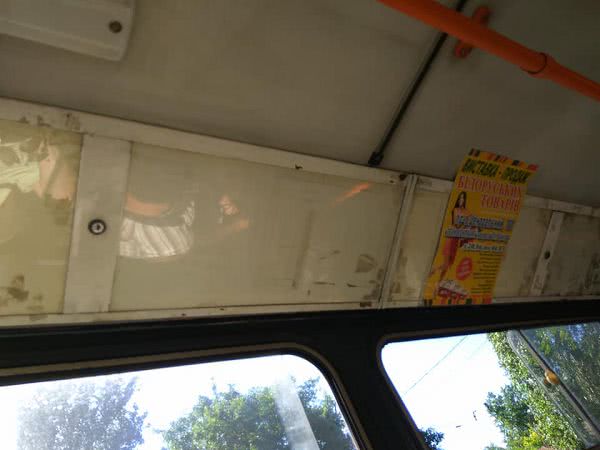 По Николаеву ездит троллейбус с грязными стенами салона