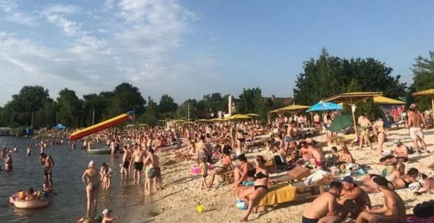 В Харькове на пляжах нет свободных мест.