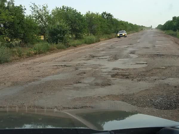 На Николаевщине показали ямы на дороге к курортному городу — фото