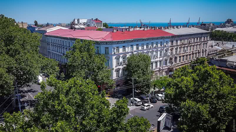 В центре Одессы идут ремонтно-реставрационные и строительные работы в доме по Ришельевской