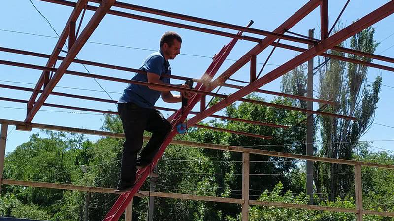 Во время сноса самозастроя в Николаеве адвокат предпринимателя расшатывал лестницу, на которой рабочий спиливал конструкцию