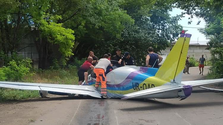 В Одессе упал и разбился легкомоторный самолет: один человек погиб — видео