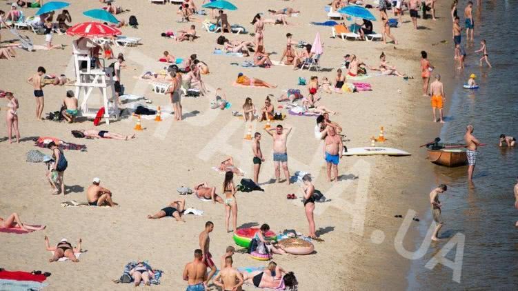Пляж на Гидропарке в Киеве полностью заполнен людьми.