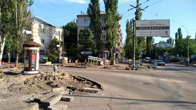 В Николаеве на перекрёстке убрали асфальт с пешеходной дорожки, горожане ходят по проезжей части — фото