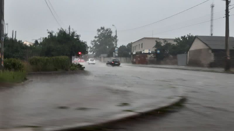 В Николаеве во время сильного дождя затопило улицы микрорайона