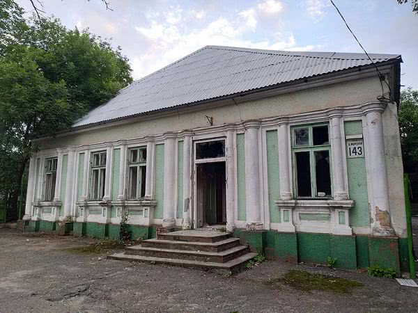 Красивое заброшенное здание в Николаеве превратили в общественный туалет