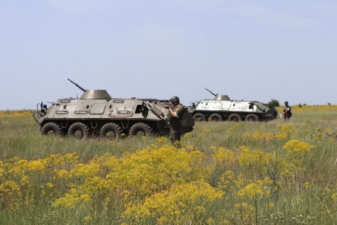 На Миколаївщині екіпажі БТР здійснили марш з бойовою стрільбою