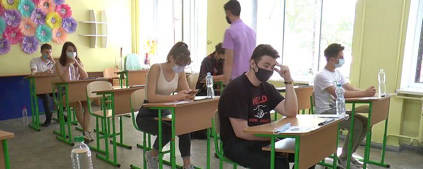 В масках и с дистанцией 1,5 метра между абитуриентами стартовала основная сессия ВНО в Николаеве — видео