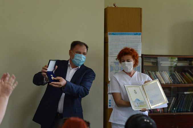 В Николаеве коллектив инфекционной больницы получил почетную грамоту от ВРУ 