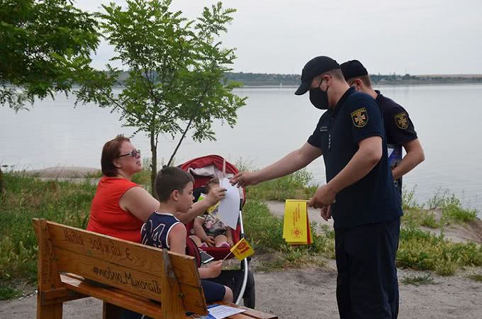 Спасатели с привлечением водолазно-спасательного катера провели рейд на пляже Намыв в Николаеве — фото