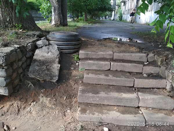 В Николаеве на пересечение улиц Гражданской и Шевченко вход на тротуар сделали тяп-ляп