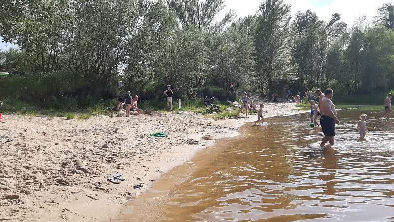 На Трухановом острове в Киеве на пляжах люди не соблюдают дистанцию.