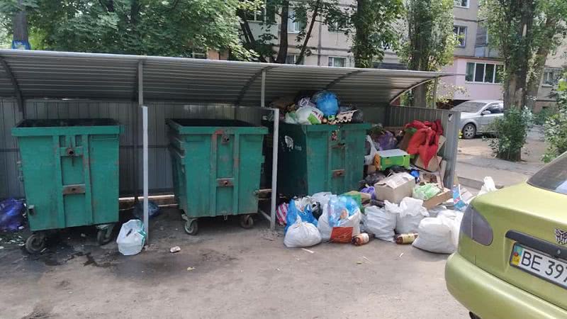 В Николаеве двор многоэтажек завален мусором — фото