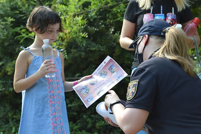 Миколаївські рятувальники у «Казці» нагадали дітям про правила безпеки