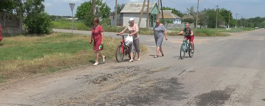 На Миколаївщині жителі Березанського району перекривають дорогу, щоб не пропускати фури, які перевозять будматеріали