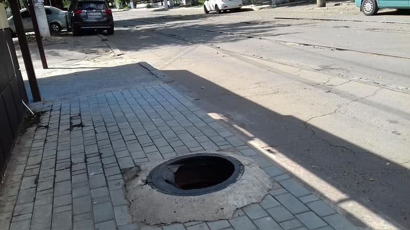 В центре Николаева на трамвайной остановке разбили крышку канализационного люка — фото