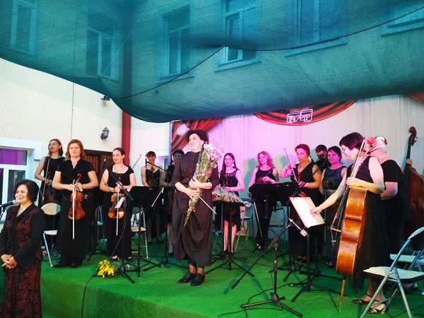 В Николаеве в летнем дворике русдрама состоялся концерт  камерного оркестра, исполнявшего классическую музыку