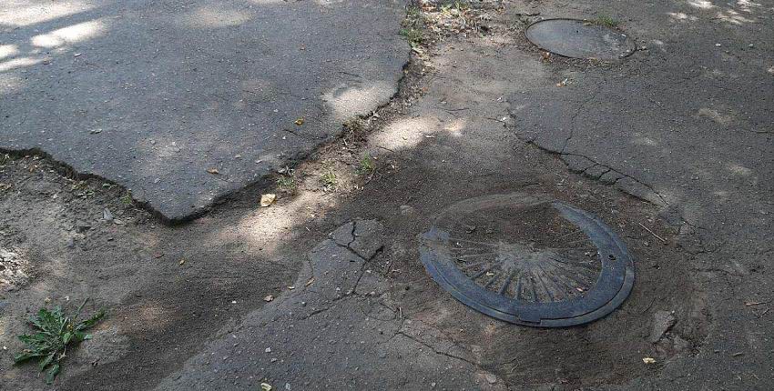 В Николаеве на тротуаре сплошные ямы, по которым невозможно пройти — фото