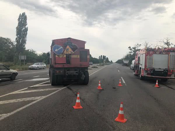 ДТП на Миколаївщині: фура врізалася в МАЗ дорожників. Є жертви