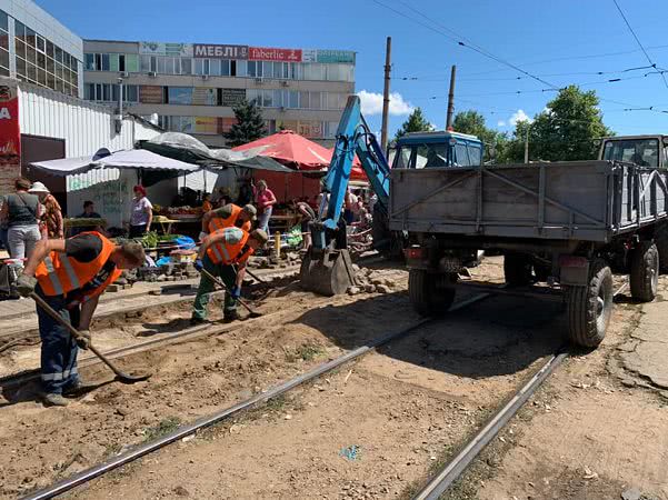 В Николаеве на «Колосе» ремонтируют рельсы и укладывают плитку