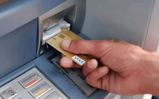 Если карту «съел» банкомат, надо оставаться рядом, чтобы ею не воспользовались мошенники, советуют специалисты николаевцам