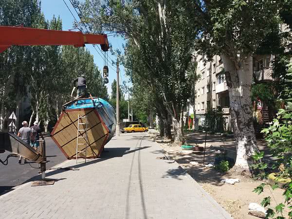 В Николаеве киоск установили на газоне, который благоустроили жители многоэтажки — видео