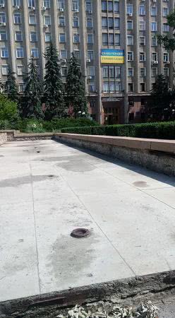 Неприятное сочетание в центре Николаева: не работающий фонтан и мусор