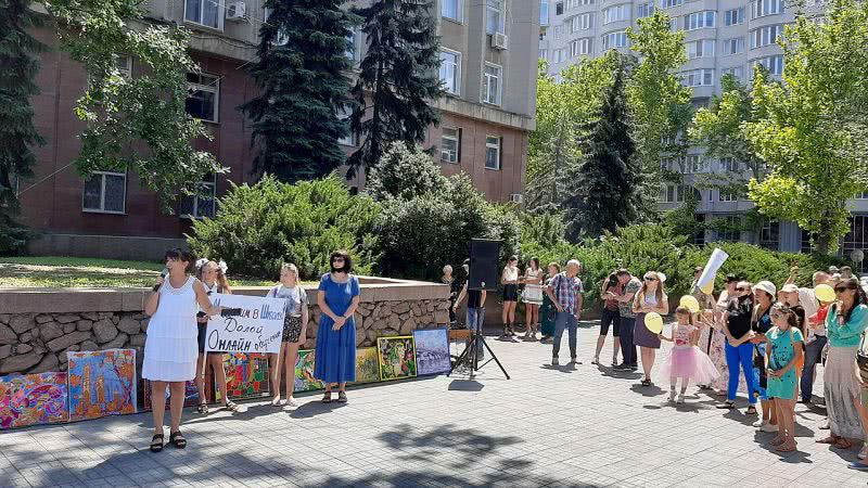 С какими требованиями вышли на митинг родители николаевских школьников