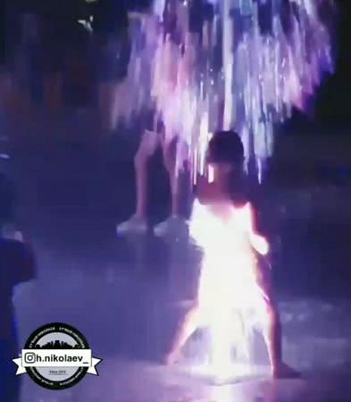 В Николаеве вечером дети без присмотра родителей плескаются в фонтанах на главной площади города — видео