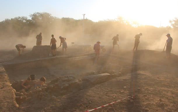  Стеклянный сосуд с жидкостью, которому более двухсот лет, обнаружили археологи в Одесской области