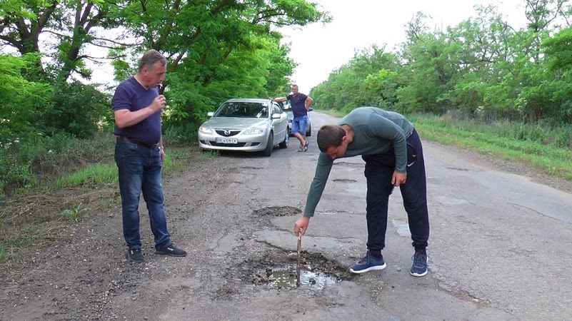 Стало известно, кто будет ремонтировать разбитую дорогу, которую перекрывают местные жители на Николаевщине