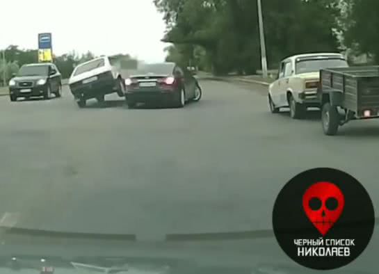 В сети появилось видео ДТП в Николаеве с участием «Москвича» и Toyota Avalon