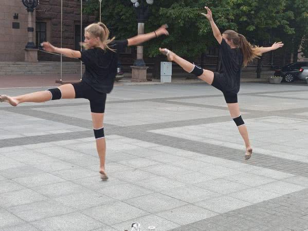 В Николаеве на Соборной площади устроили танцевальное шоу — фото
