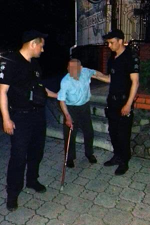 У Миколаєві поліцейські охорони допомогли літньому чоловіку дістатись додому