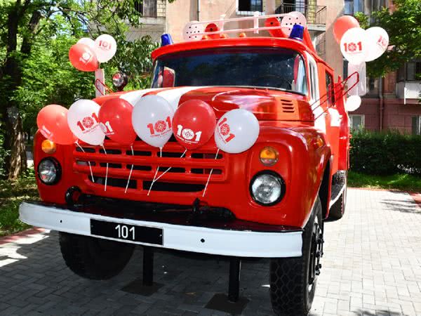 У миколаївському дитячому містечку «Казка» відкрили новий артоб’єкт «Пожежна автоцистерна»