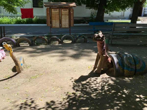 На детской площадке в Николаеве есть только песочница и качели