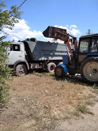 В микрорайоне Николаева убирают свалку мусора, которую там создали местные жители