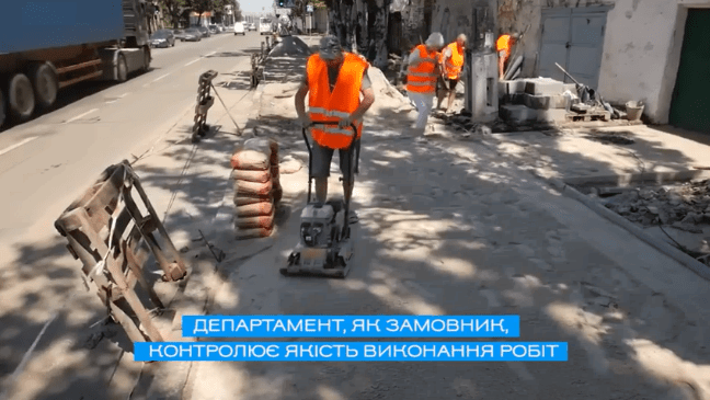 В Николаеве укладывают новую тротуарную плитку на пересечении двух центральных улиц города — видео
