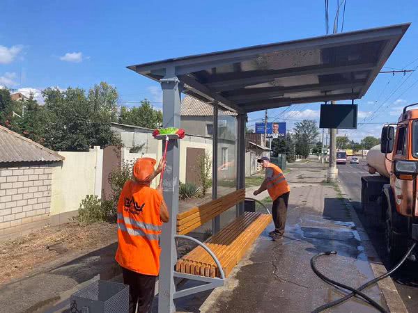 В Николаеве старательно дезинфицируют остановки общественного транспорта — фото