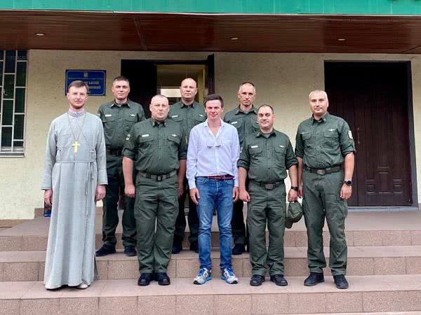 Известный украинский ведущий Дмитрий Комаров посетил пограничников в Херсоне