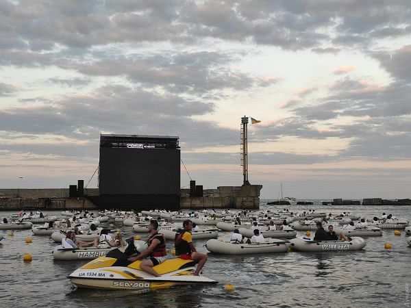 В Одессе создали кинотеатр на воде: зрители были в лодках