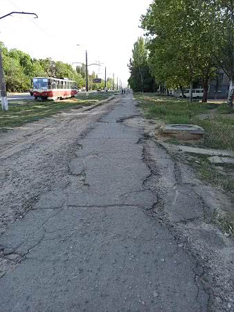 В Николаеве уже много лет не могут привести в порядок тротуар на Космонавтов